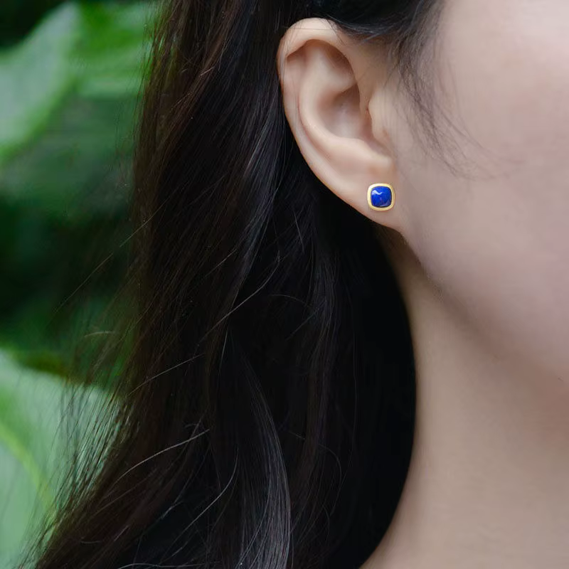 Boucles d'oreilles carrées classiques incrustées d'argent