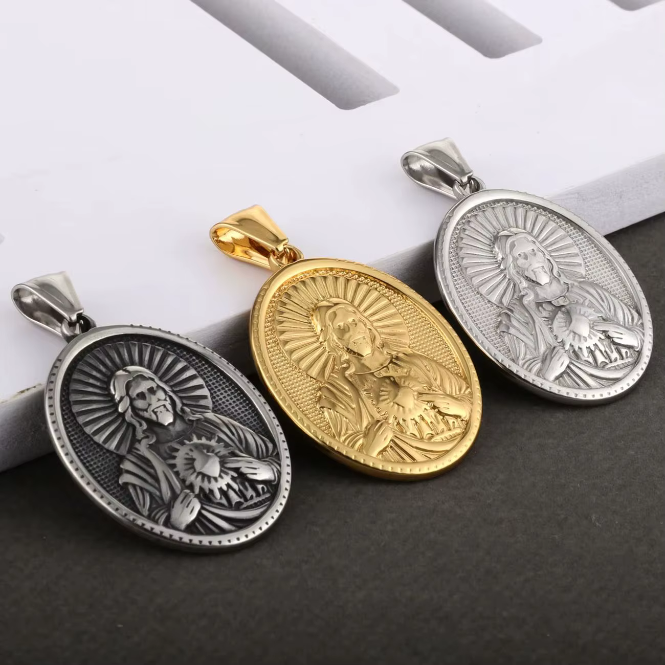 Diyalo 3 couleurs sainte icône sacré coeur de jésus pendentif en acier inoxydable collier à faire soi-même bijoux sacraments cadeaux de Confirmation