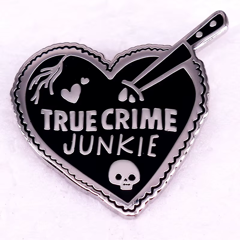 1 pièce Épinglette en émail en forme de cœur « True Crime Junkie » - Design gothique sombre