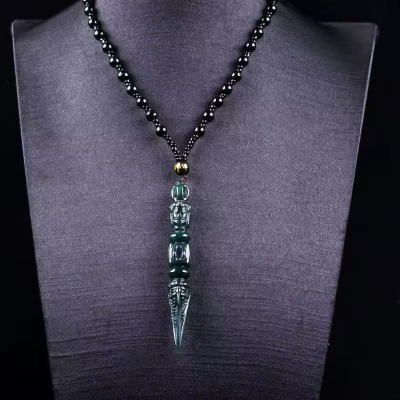 Pendentif pilon en jade naturel de qualité A avec diamant