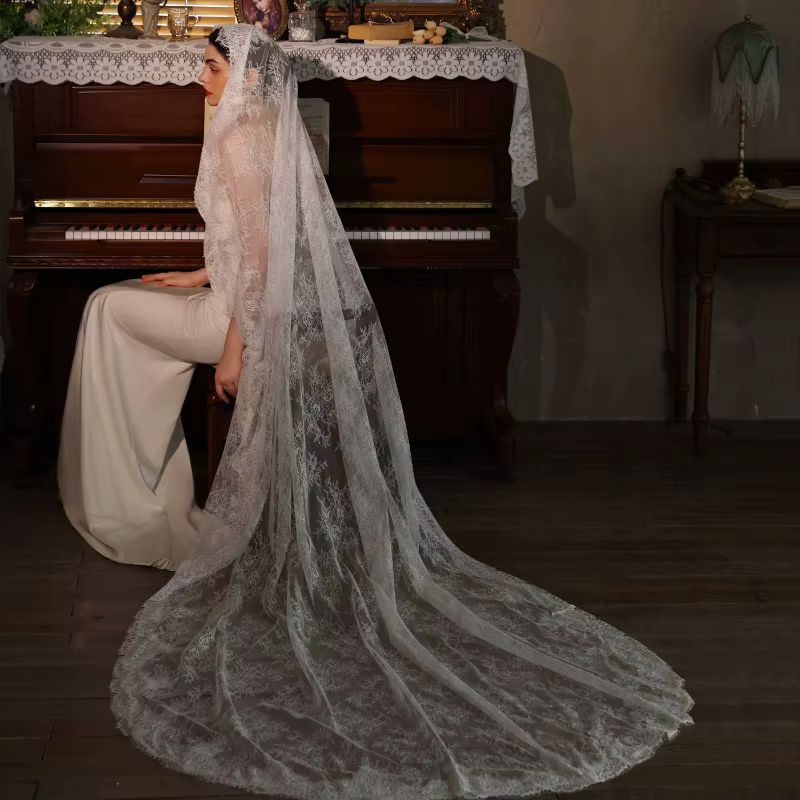 Voile de mariée long avec peigne et bordure en dentelle