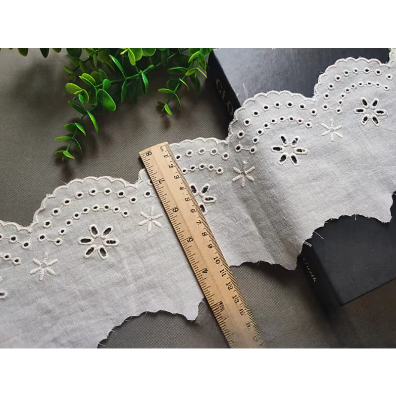 Garniture en dentelle brodée de coton beige