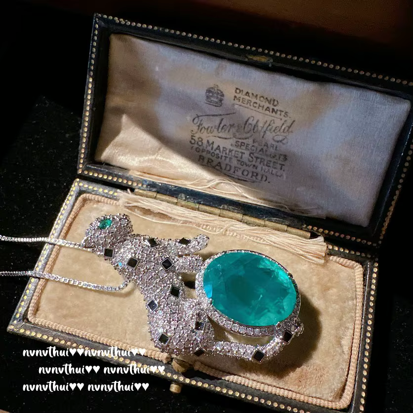 Collier pendentif léopard en pierres précieuses émeraude taillées ovales de luxe avec JOWomen
