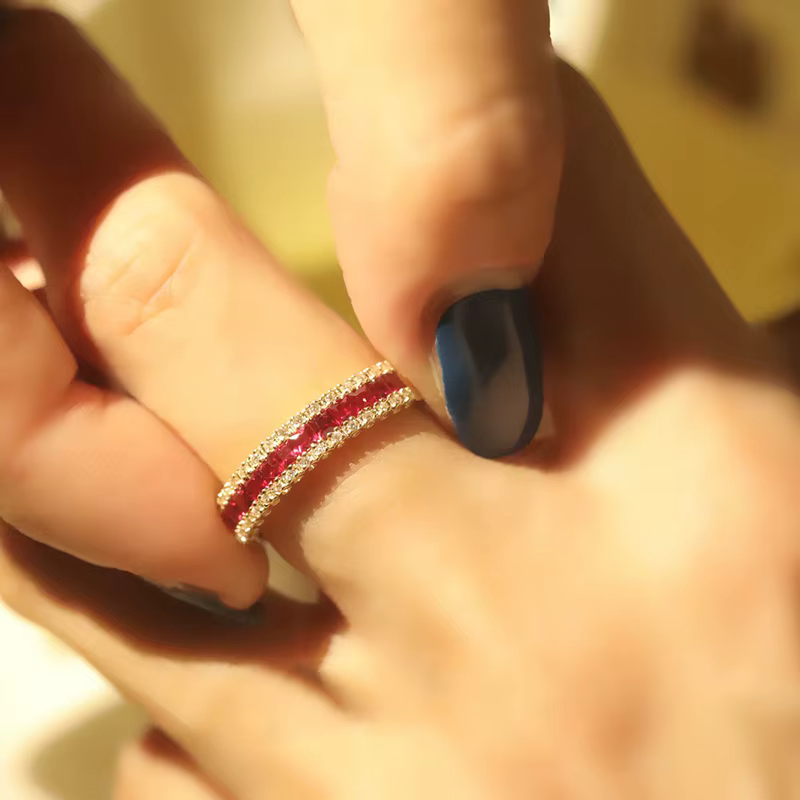 Boucles d'oreilles exquises en argent incrusté de rubis pour femmes