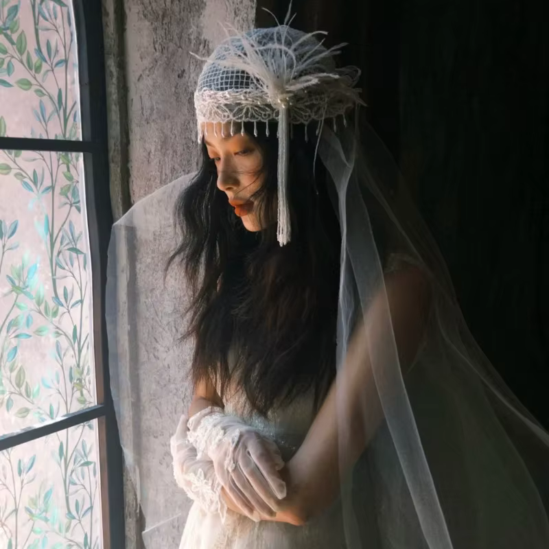 Voile de mariée vintage français avec plumes et pompons | Coiffe