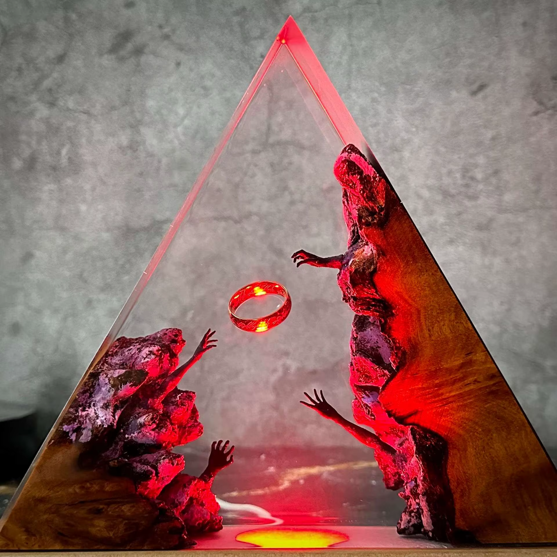 Lampe d'art en résine époxy « The One Ring »