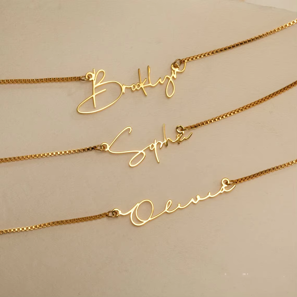 Collier personnalisé avec nom en or avec chaîne de boîte