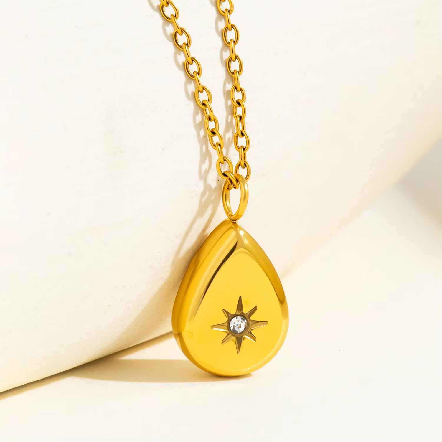 Collier exquis avec pendentif briolette et carré pour femme | Chaîne plaquée or 18 carats en acier inoxydable poli