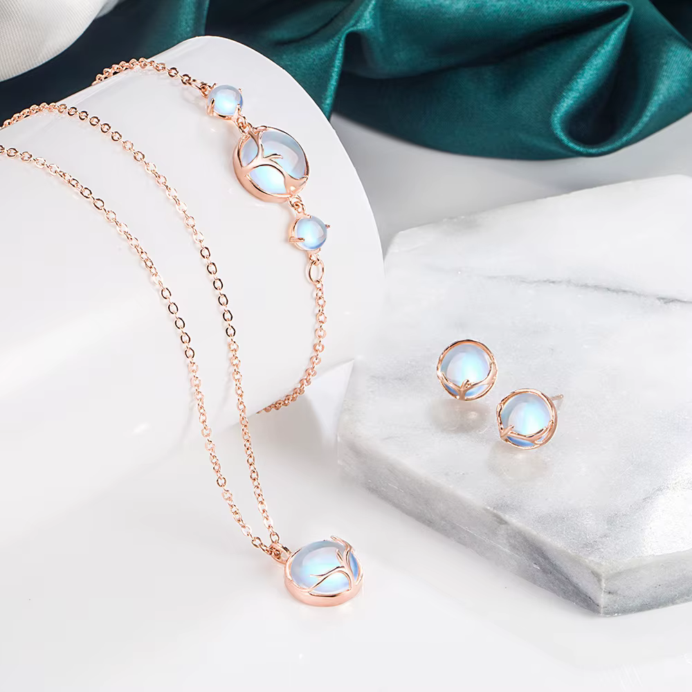 Collier délicat en argent sterling 925 avec zircone en forme de cerf