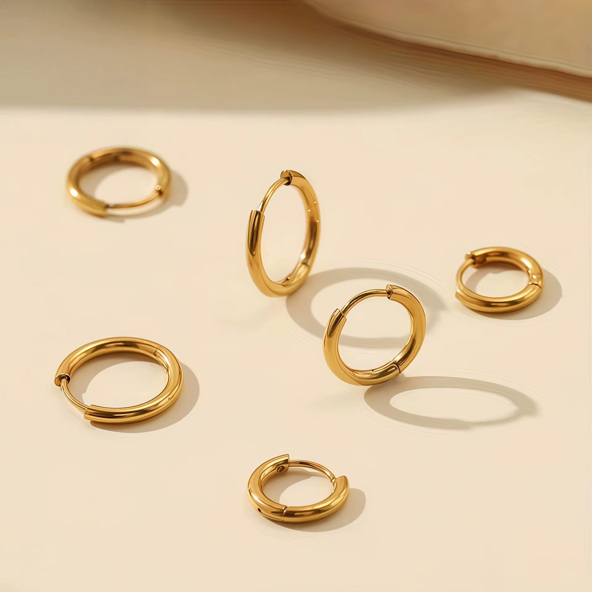 4 paires d'anneaux d'oreilles en titane plaqué or