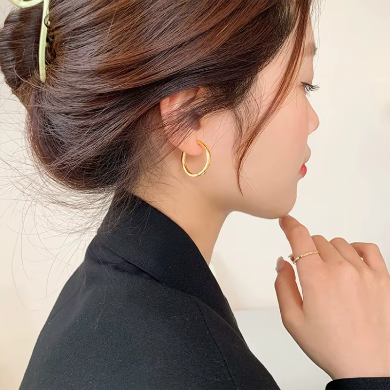 Boucles d'oreilles rondes simples et grandes pour femmes