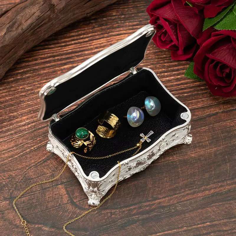 Vitrine bijoux luxueuse finition Antique