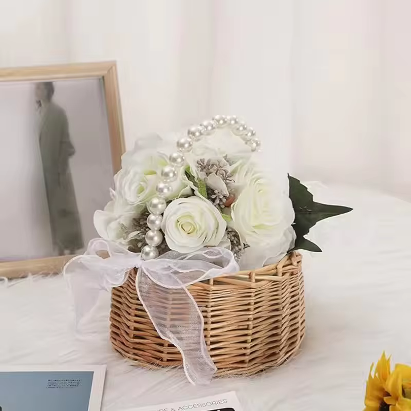Un panier à fleurs en osier et rotin pour enfant