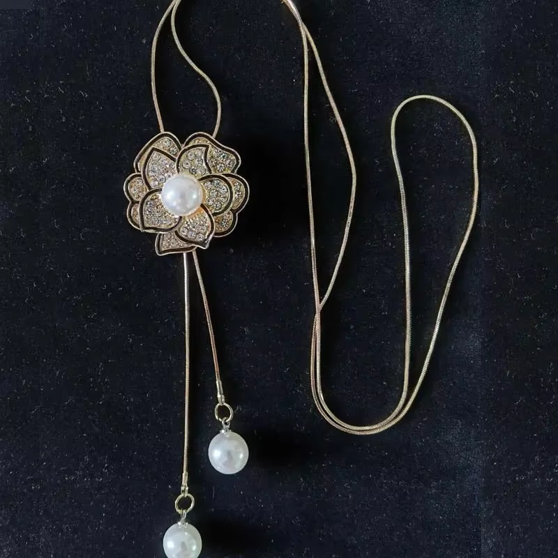 Nouveau Collier Long Pendentif Fleur en Strass et Cristal Automne Hiver 2026 pour Femme