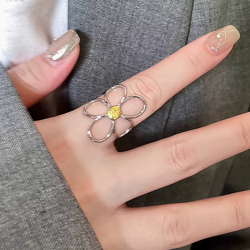 Bague ouverte en forme de marguerite creuse