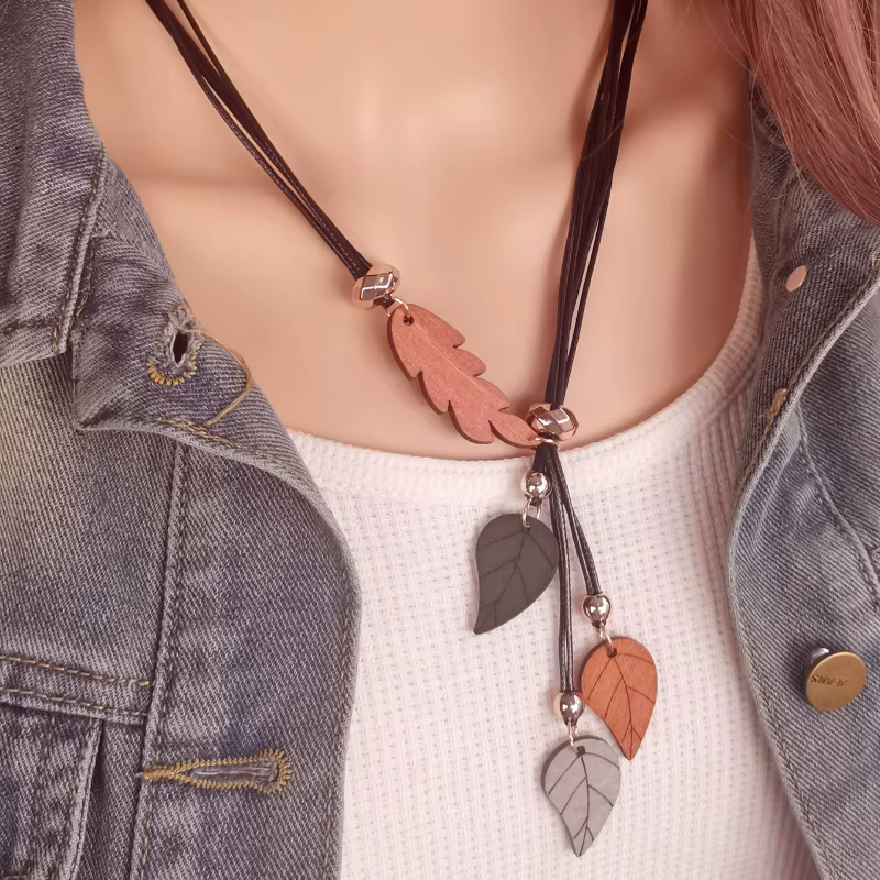 Colliers avec pendentifs en feuille de bois