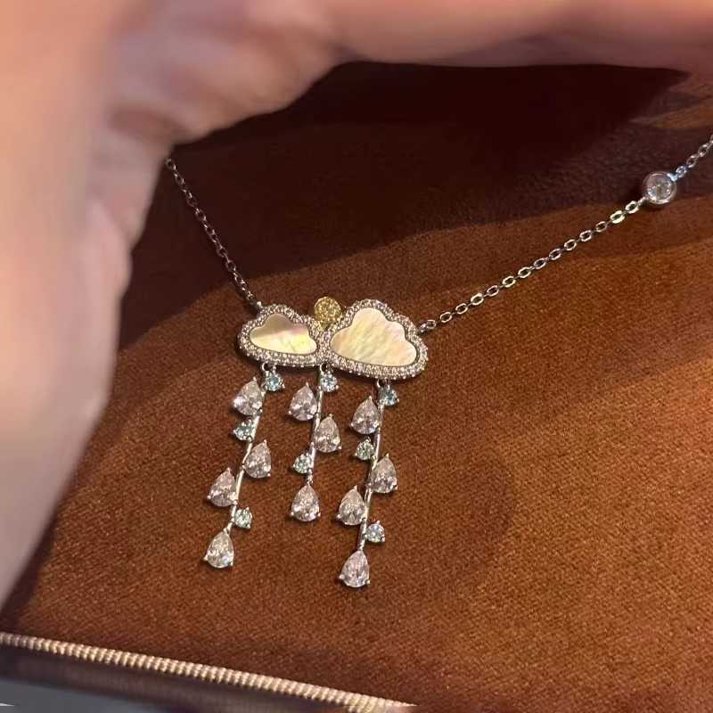 Collier de luxe de haute qualité avec pendentif exquis en forme de goutte de pluie de fritillaire blanche de style doux