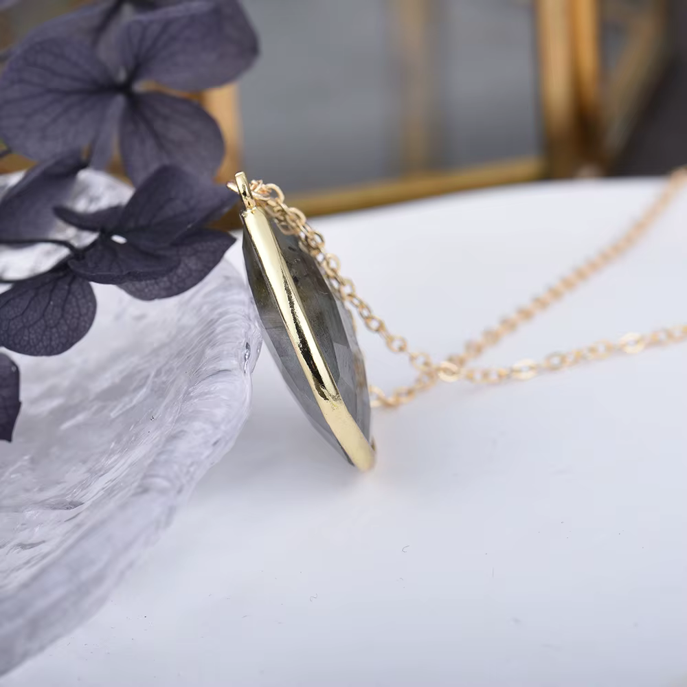 Collier en labradorite naturelle
