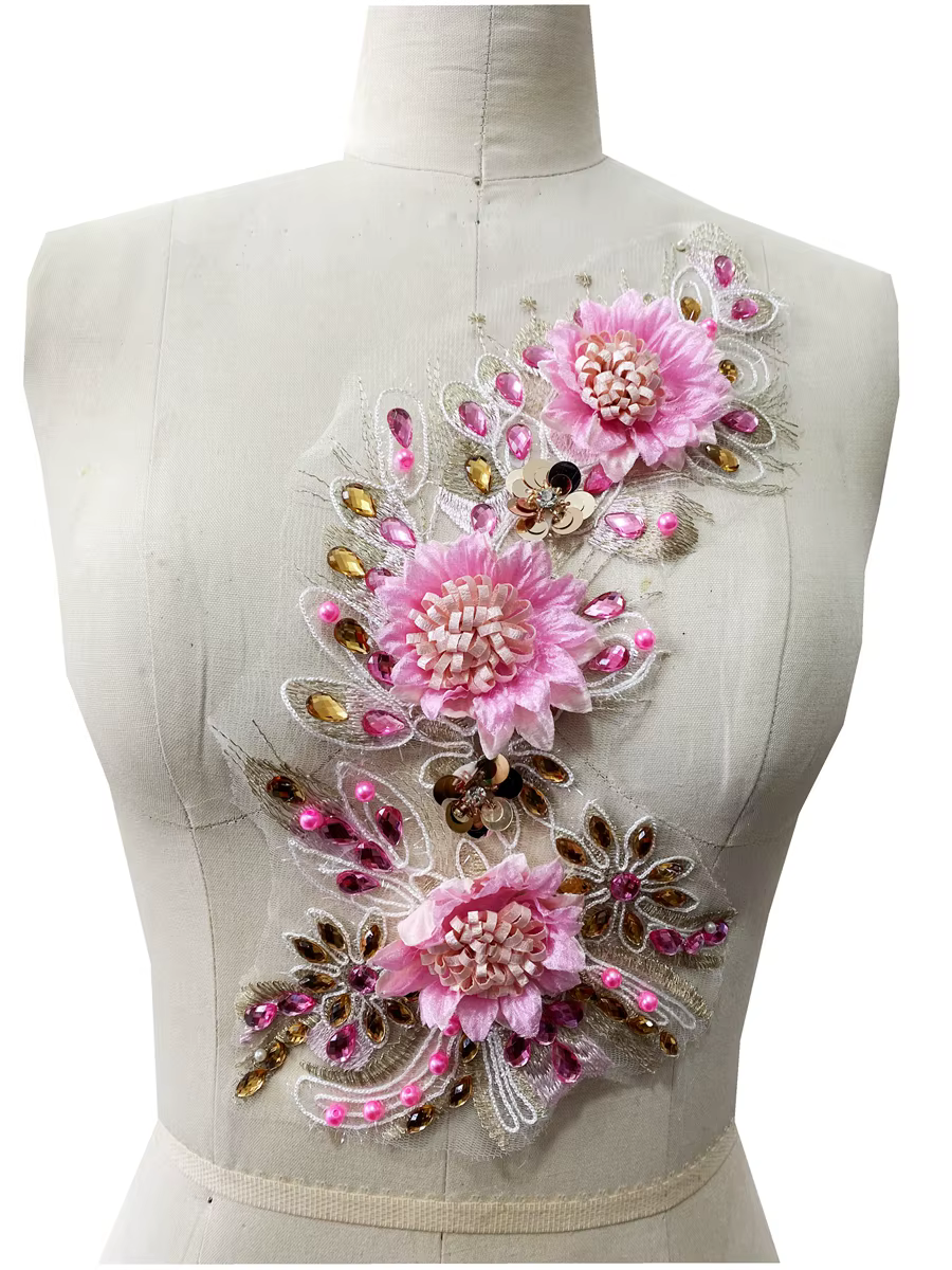 Tissu rose 3D avec des appliques florales et des perles brillantes