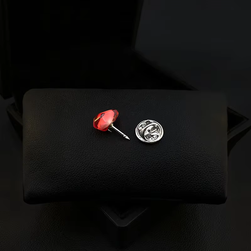 Broche grenade rouge scintillant