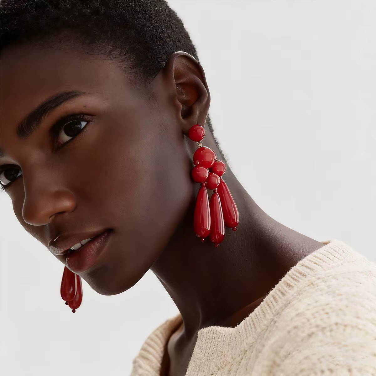 Boucles d'oreilles pendantes vintage en résine rouge perlée pour femmes