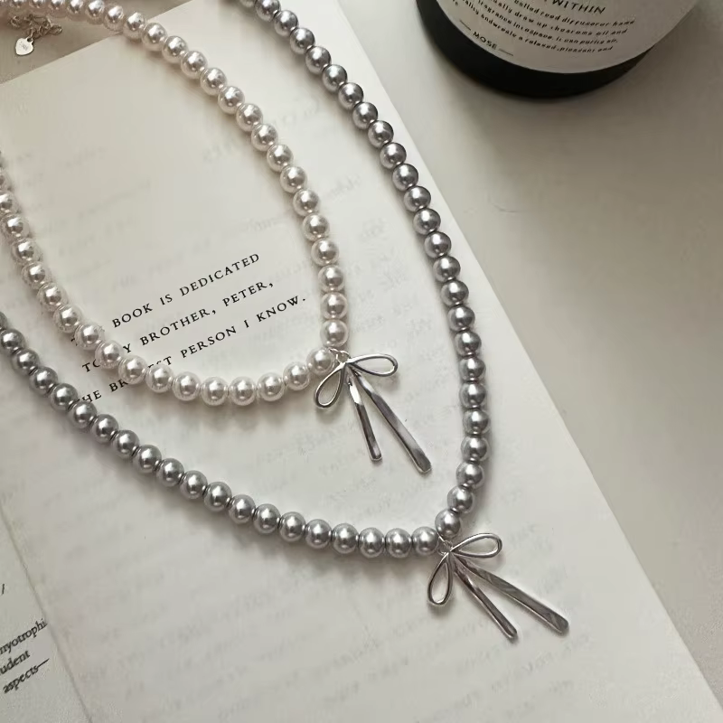 Pendentif ras du cou élégant avec nœud papillon en perles gracieuses pour femmes