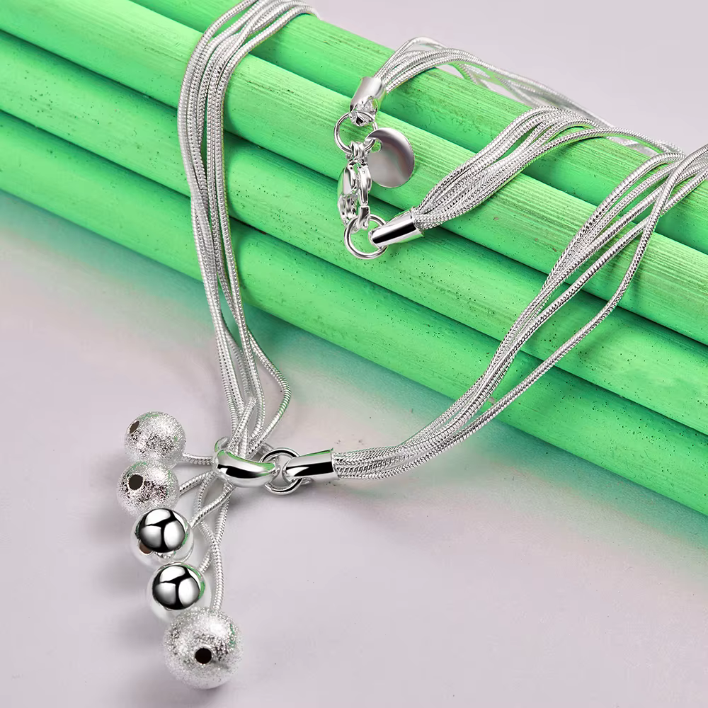 Collier en or 18 carats avec pendentif à cinq perles lisses givrées
