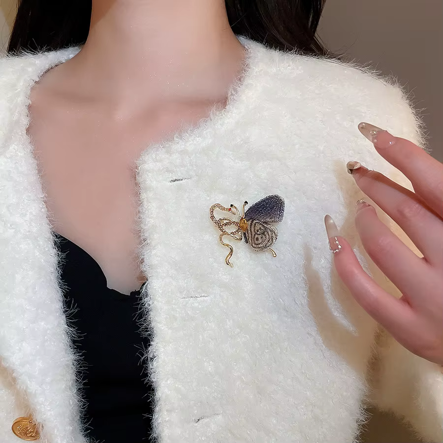 Broches papillon asymétriques ajourées exquises