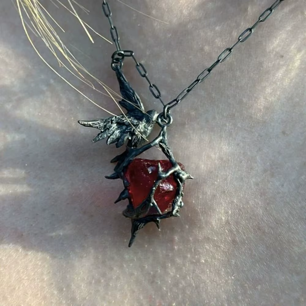 Collier pendentif corbeau rubis à la mode