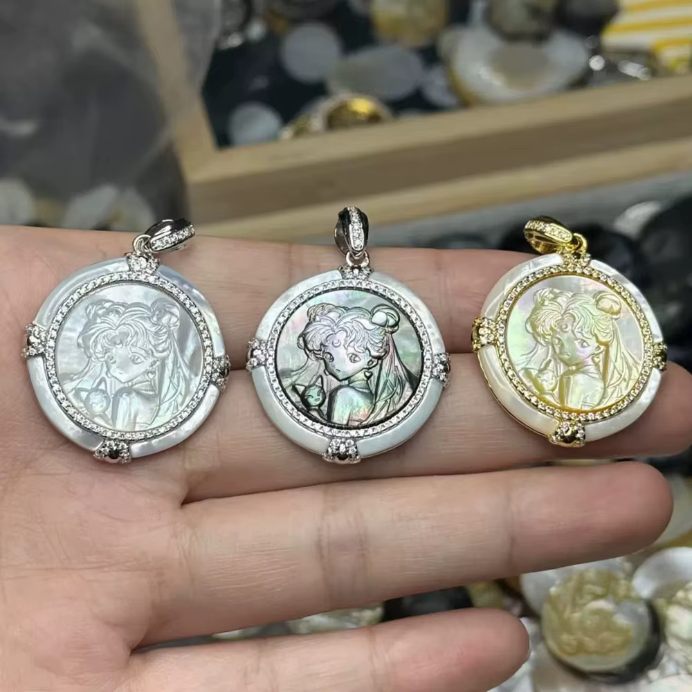Pendentif vintage Sailor Moon gravé en nacre
