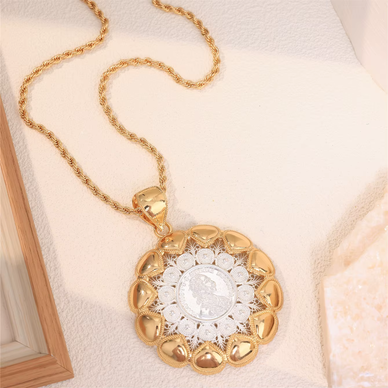 Collier pendentif motif Napoléon pour femme