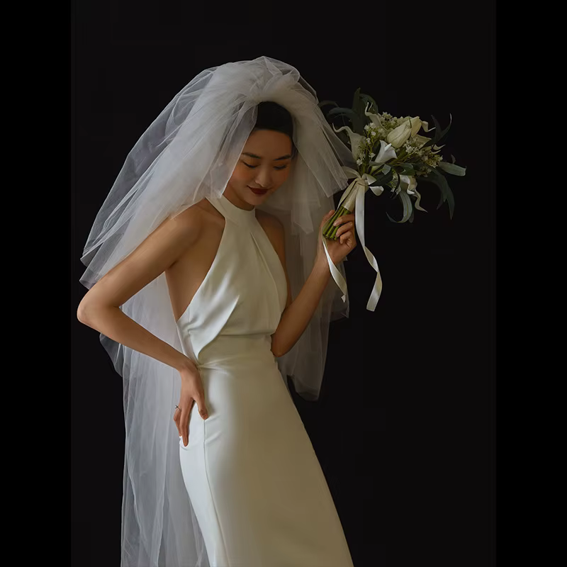 Robe de mariée élégante en satin blanc nickel é simple
