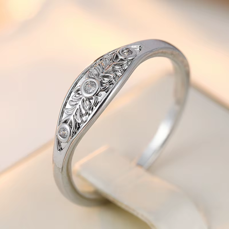 Bague Classique pour Femme avec Fleur Incrustée de Zirconiums Blancs