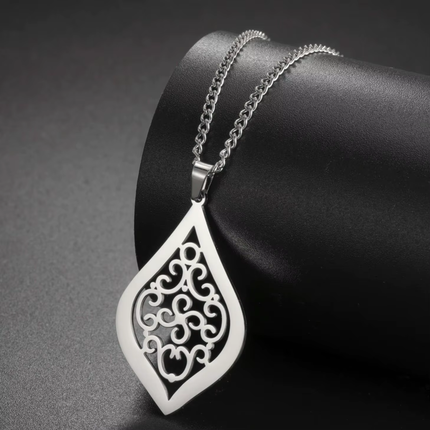 LIKGREAT Collier pendentif fleur noeud celtique pour femmes et hommes