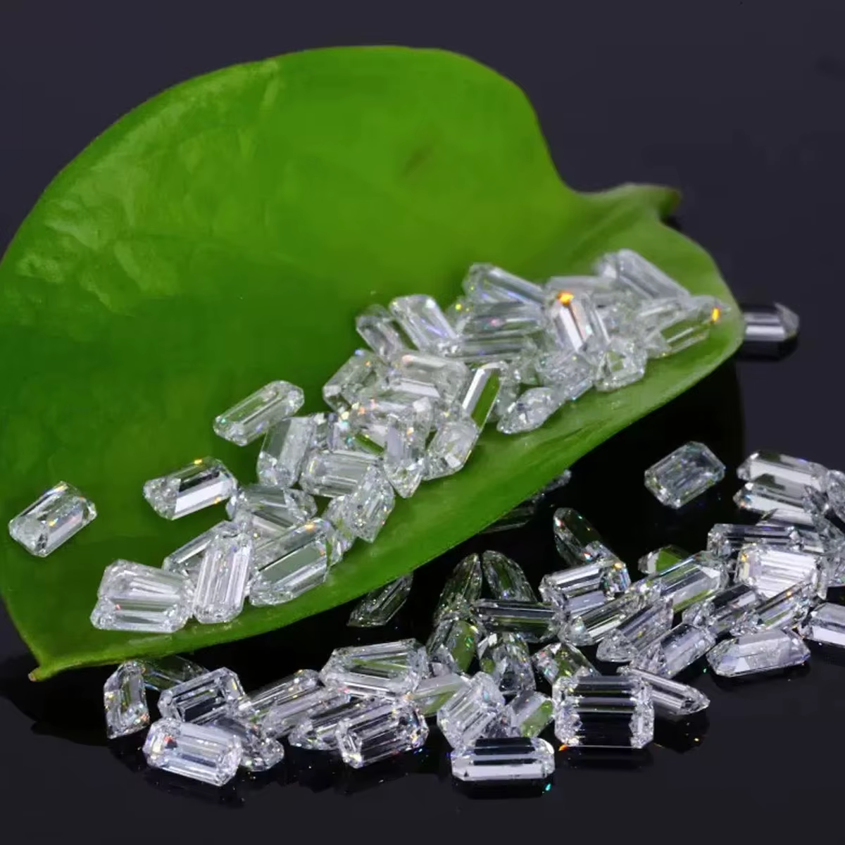 Petit diamant de laboratoire taille émeraude DEF VS/VVS