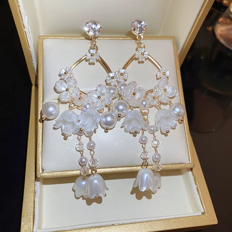 Boucles d'oreilles en forme de fleur de lys de la convallaria incrustées de strass et de perles pour femmes