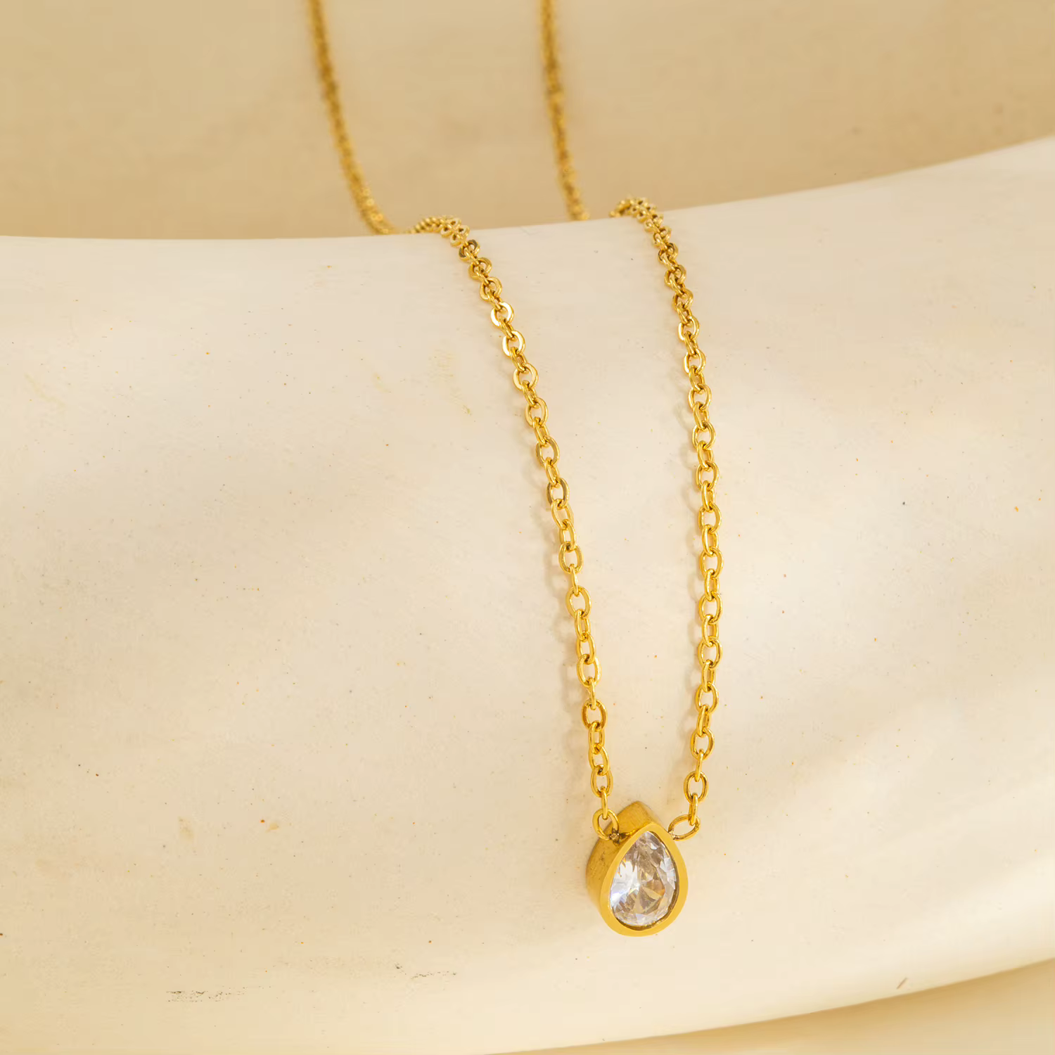 Collier goutte d'eau délicat pour femmes