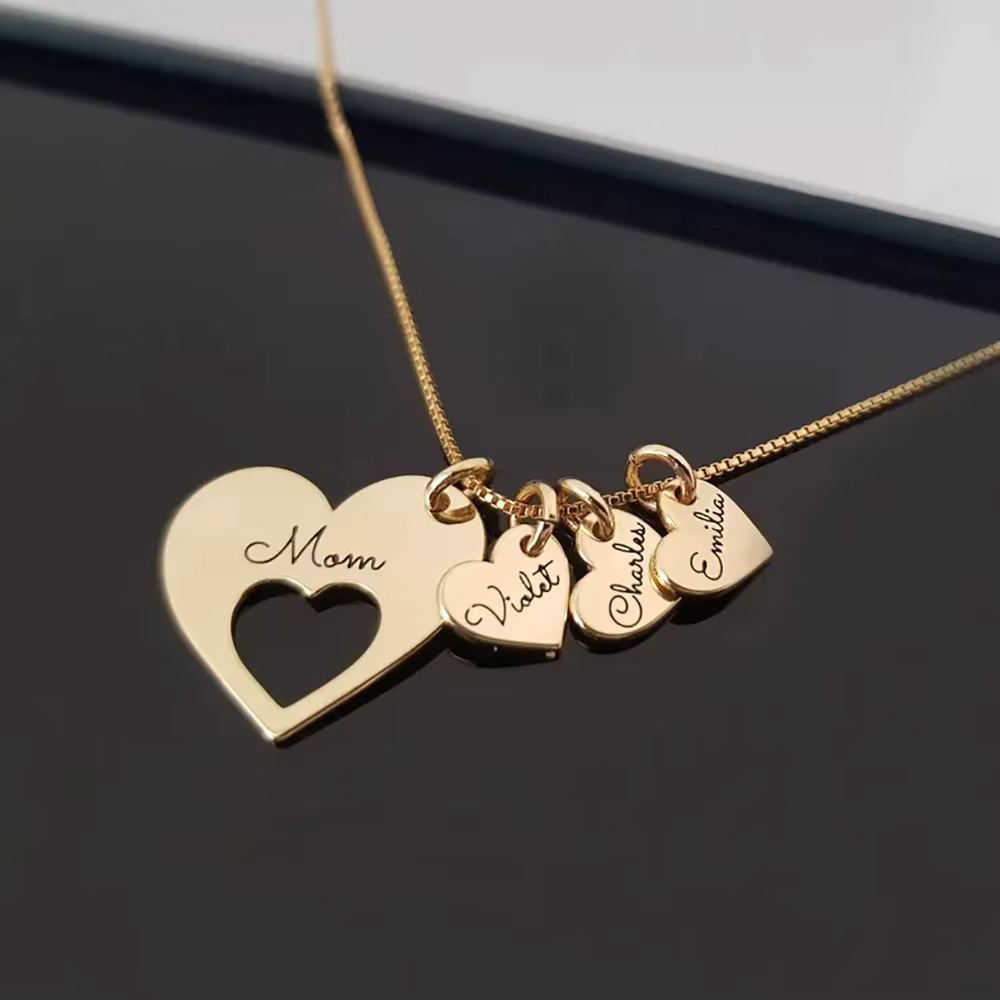 Collier de cœurs avec nom personnalisé pour maman