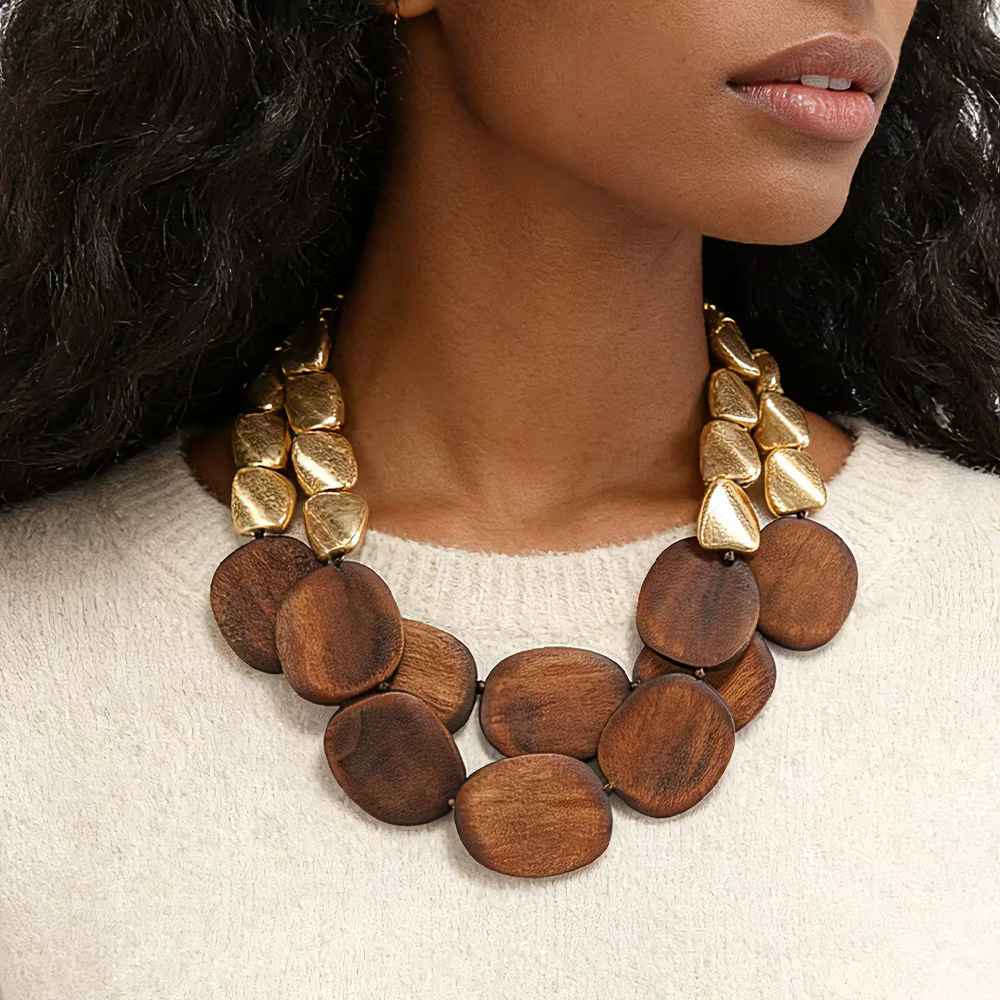 Collier moderne en bois organique et perles dorées