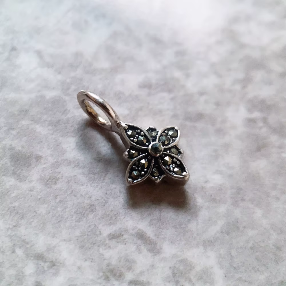 Pendentif étoile marcassite