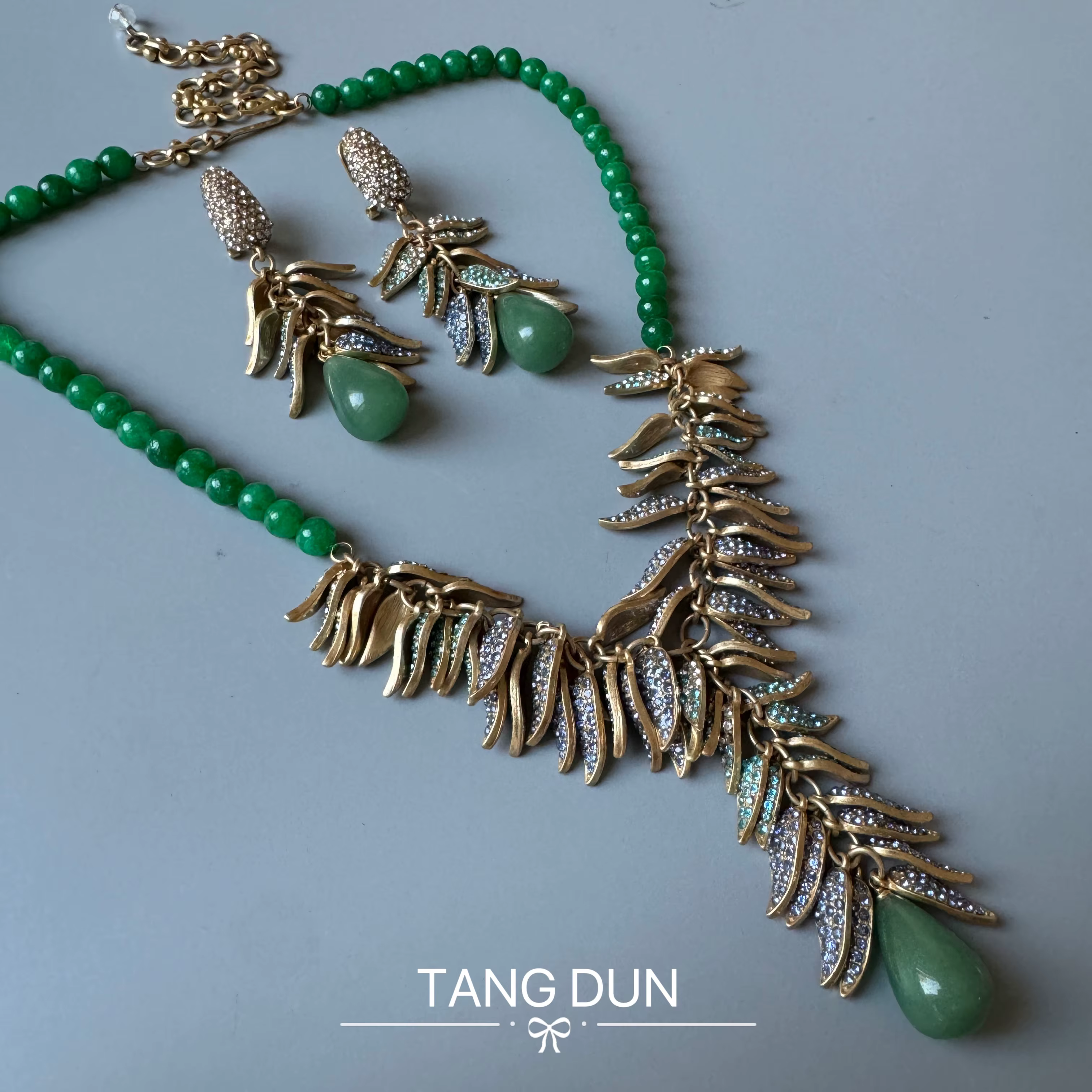 Collier vintage avec pampilles florales sculptées en trois dimensions et boucles d'oreilles clous