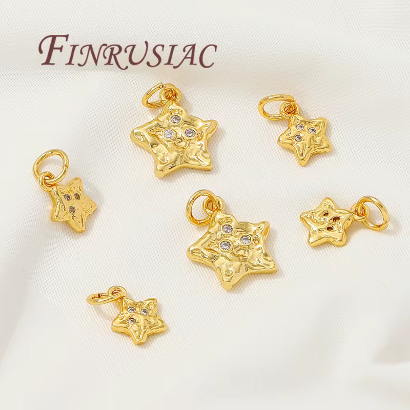 Breloques étoiles délicates plaquées or 18 carats