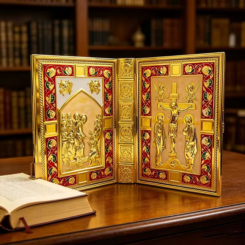 Couverture de Bible orthodoxe vintage plaquée or avec icônes émaillées pour la liturgie de l'Église