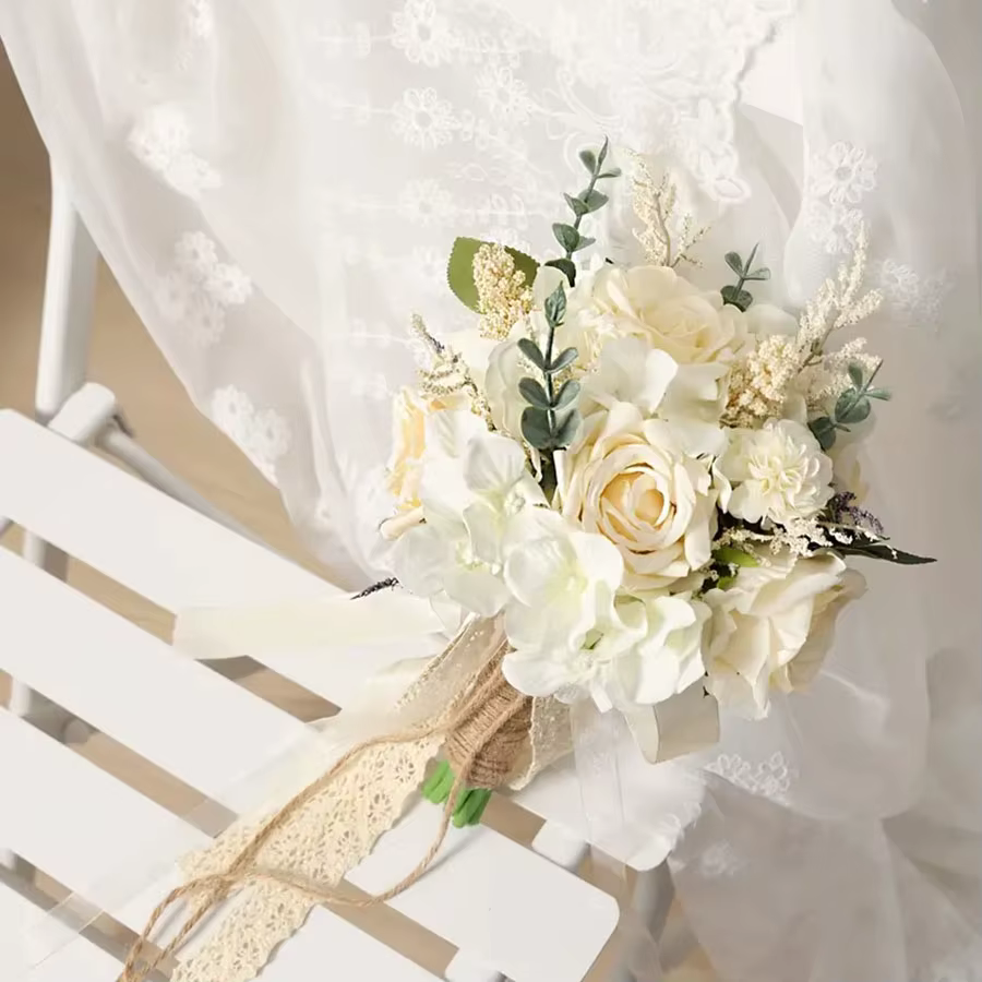 Bouquet de roses artificielles élégantes pour mariée