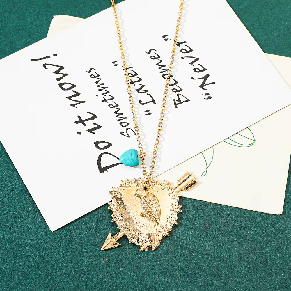 Collier oiseau avec pendentif en forme de cœur pour femme