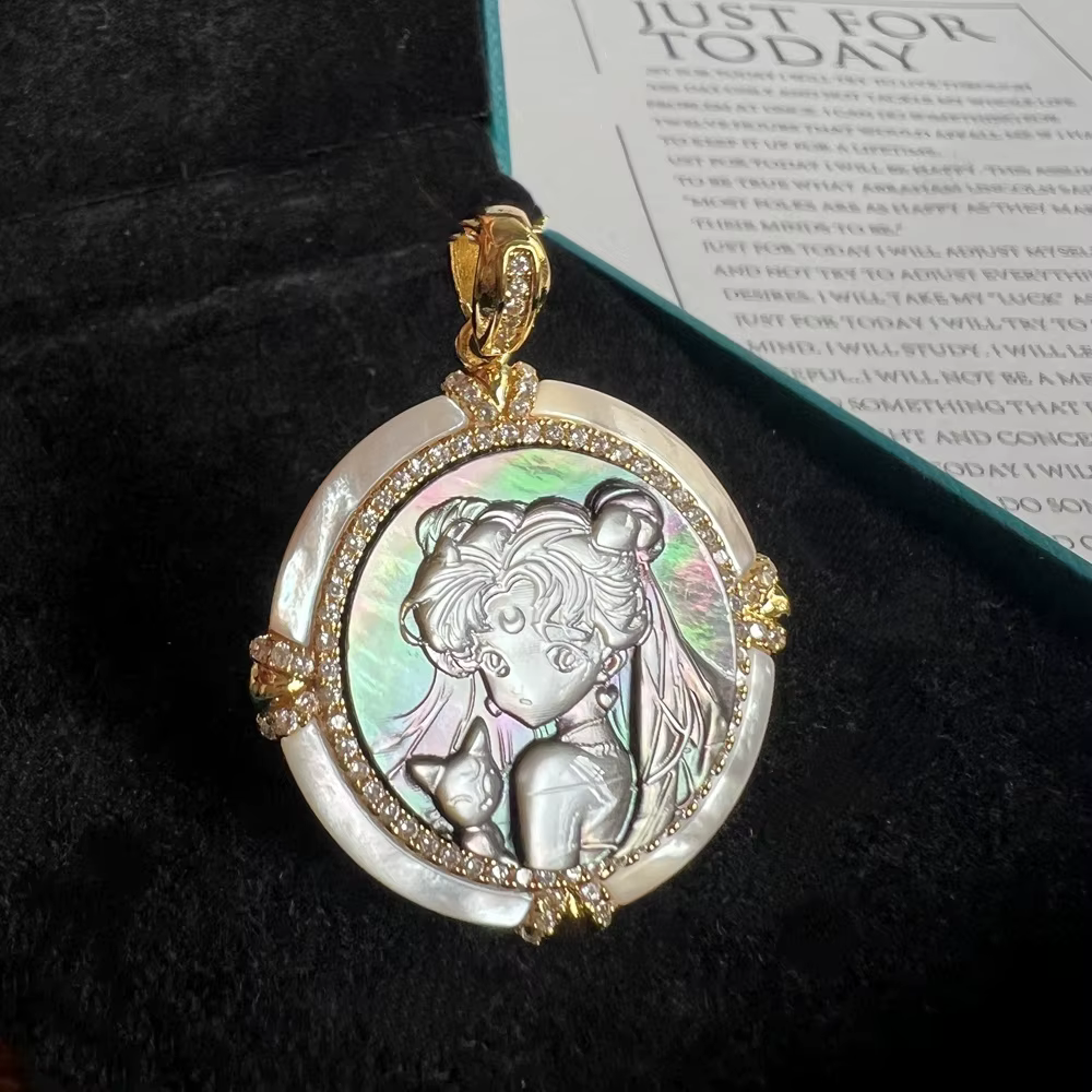 Pendentif vintage Sailor Moon gravé en nacre