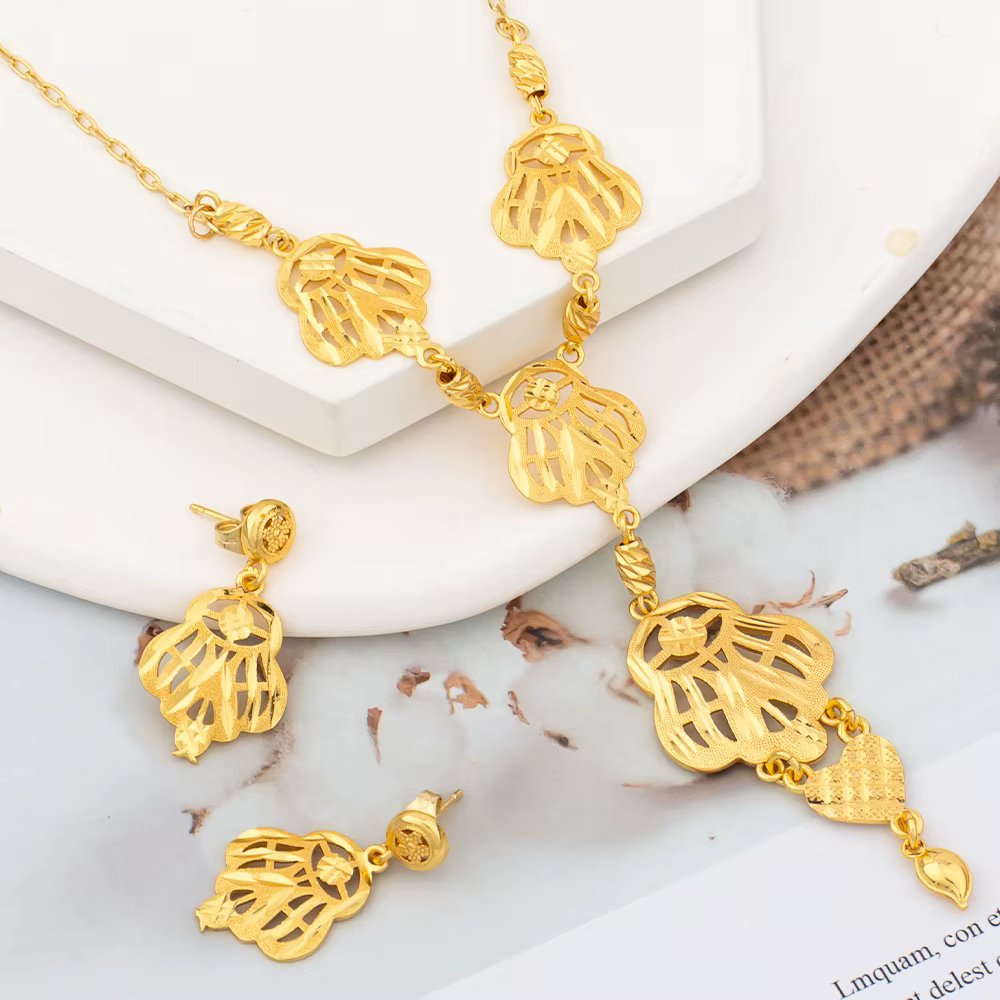Ensemble de bijoux collier et boucles d'oreilles longs couleur or