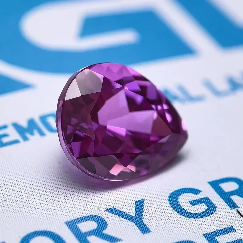 Saphir de laboratoire rouge violacé taille poire pour la fabrication de bijoux DIY