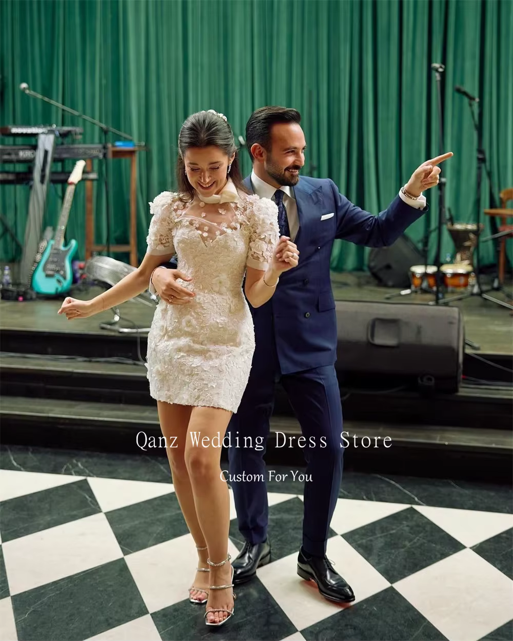 Qanz Chic Mini robe de mariée Appliques manches courtes gaine col rond à lacets
