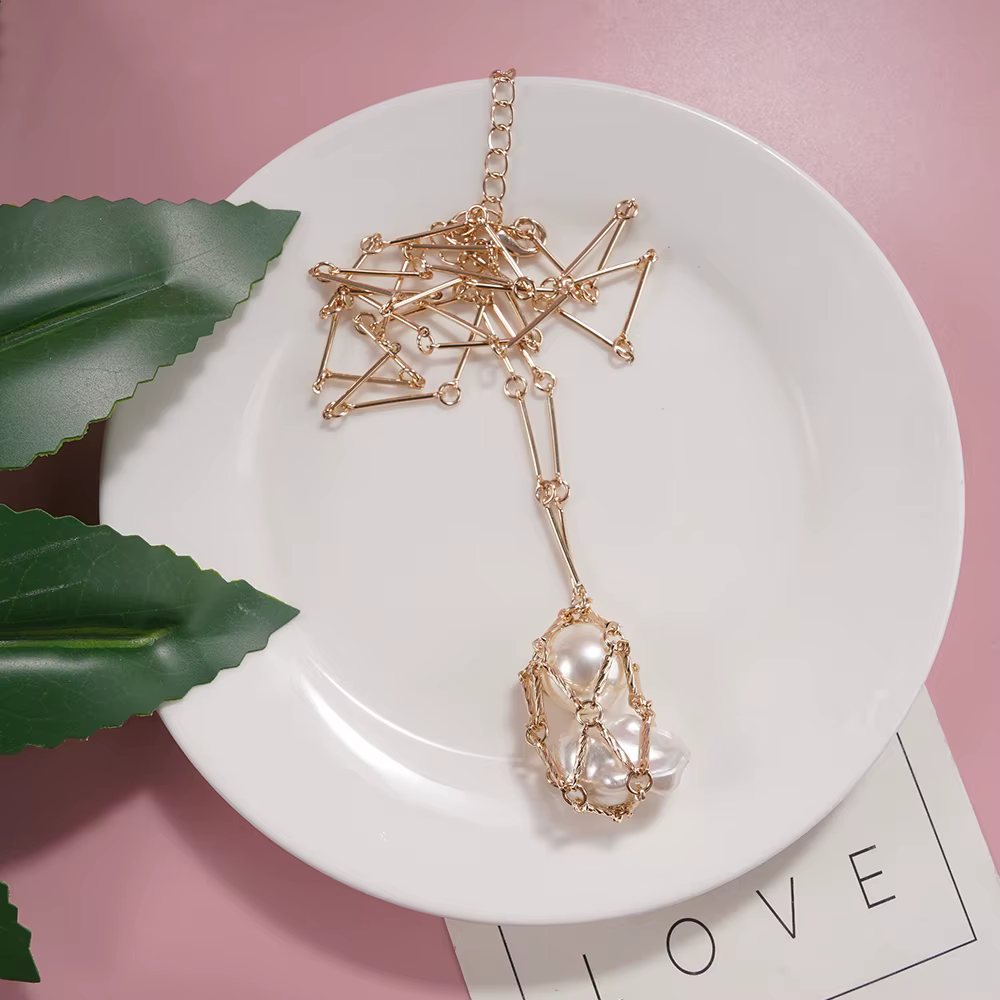 Collier ras du cou moderne et romantique avec perles en cage et chaîne satellite